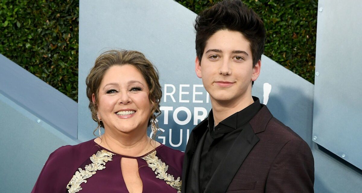 Camryn Manheim de Law & Order présente une silhouette affinée dans une robe à fleurs pour les photos de son 65e anniversaire avec son fils acteur