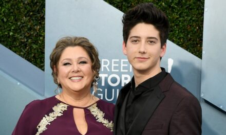 Camryn Manheim de Law & Order présente une silhouette affinée dans une robe à fleurs pour les photos de son 65e anniversaire avec son fils acteur