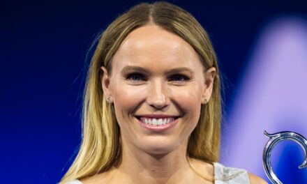 La star du tennis Caroline Wozniacki est éblouissante en petit bikini sur un immense yacht lors d&rsquo;une « semaine épique à Saint-Barthélemy »
