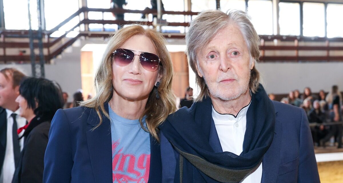 Paul McCartney, 83 ans, est un père dévoué alors qu&rsquo;il sort pour soutenir sa fille avec sa femme Nancy, 66 ans.