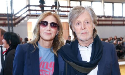 Paul McCartney, 83 ans, est un père dévoué alors qu&rsquo;il sort pour soutenir sa fille avec sa femme Nancy, 66 ans.