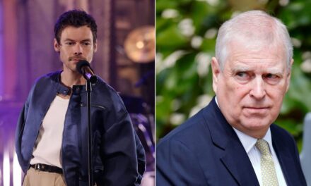 Harry Styles suscite une réaction avec la blague d&rsquo;Andrew Mountbatten-Windsor lors du monologue de SNL – regardez