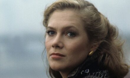 La star de Romancing the Stone fait une rare apparition sur le tapis rouge à 71 ans – à voir maintenant