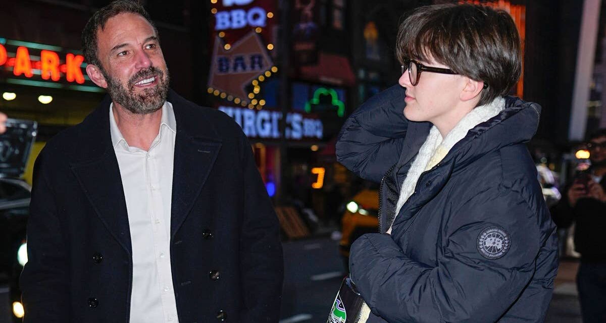 Fin Affleck sort avec une coupe au bol alors qu&rsquo;ils profitent d&rsquo;une soirée à New York avec papa Ben Affleck