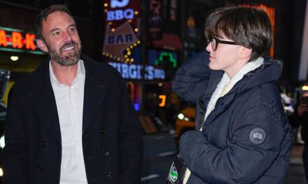 Fin Affleck sort avec une coupe au bol alors qu&rsquo;ils profitent d&rsquo;une soirée à New York avec papa Ben Affleck