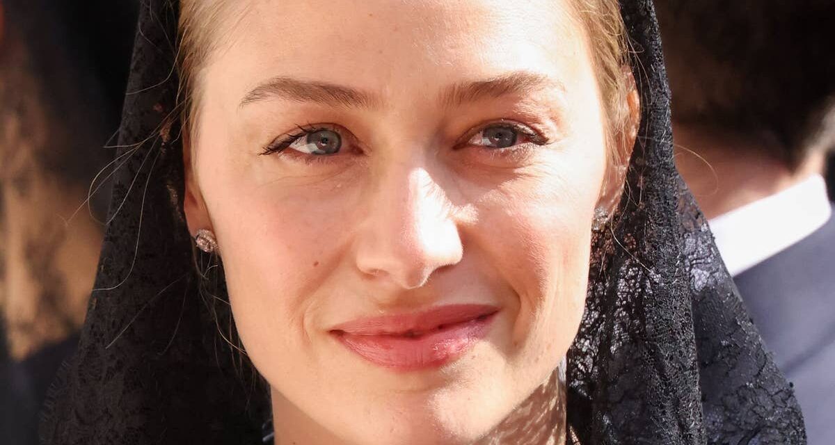 La belle-fille modèle de la princesse Caroline, Béatrice Borromée, est éblouissante dans sa robe Dior cintrée des mois après son accouchement