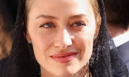 La belle-fille modèle de la princesse Caroline, Béatrice Borromée, est éblouissante dans sa robe Dior cintrée des mois après son accouchement