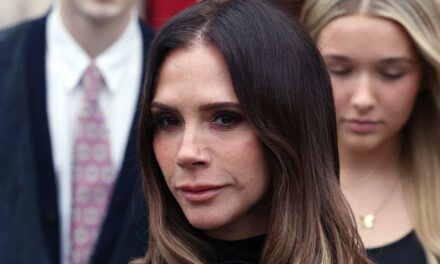 Victoria Beckham ressemble à sa mère Jackie dans de rares clichés d&rsquo;enfance