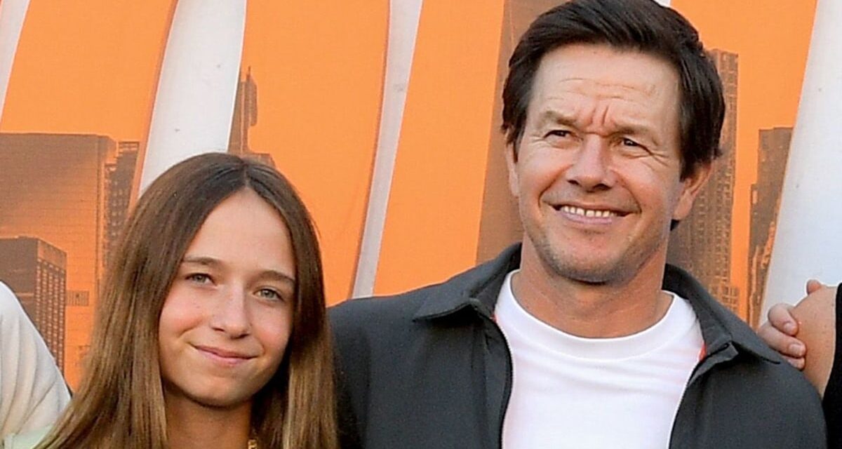 La fille de Mark Wahlberg, 16 ans, conduit une voiture à six chiffres sur de nouvelles photos de maman Rhea