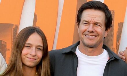 La fille de Mark Wahlberg, 16 ans, conduit une voiture à six chiffres sur de nouvelles photos de maman Rhea