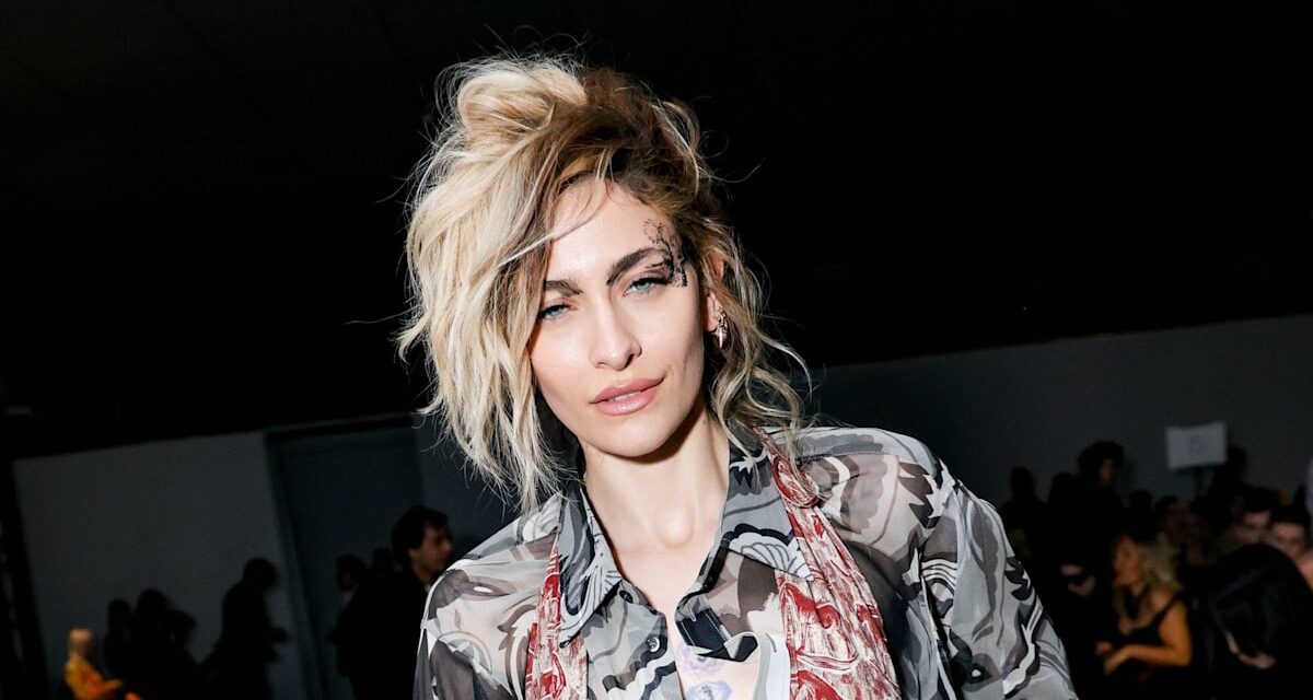 Paris Jackson fait ses débuts avec un tatouage de visage saisissant lors de la Fashion Week de Paris