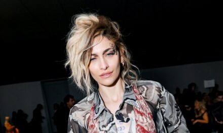 Paris Jackson fait ses débuts avec un tatouage de visage saisissant lors de la Fashion Week de Paris