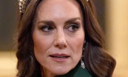 Kate Middleton éblouit avec des talons Manolo Blahnik de 1,1 000 £ qu&rsquo;elle ne porte jamais