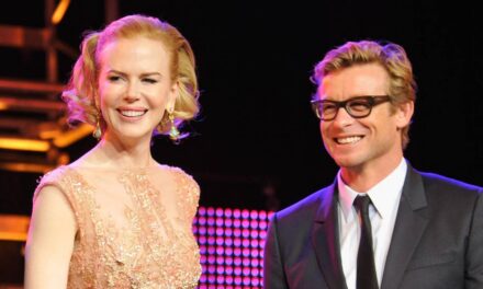 Nicole Kidman et Simon Baker font allusion à une romance avec un geste doux