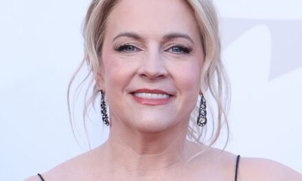 Melissa Joan Hart présente une silhouette tonique dans un petit bikini bleu après une perte de poids de 18 livres