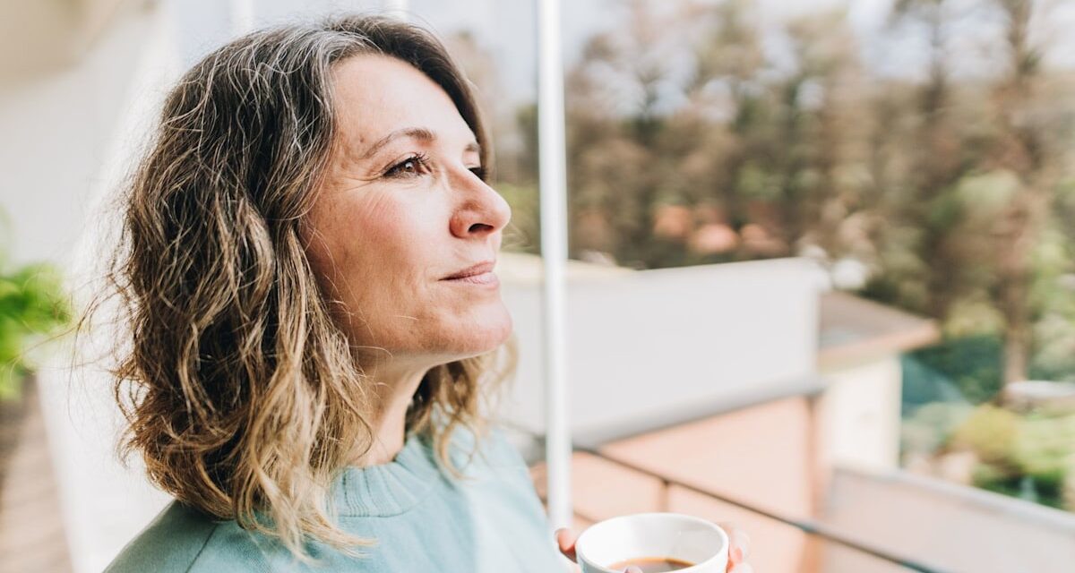 La psychologie affirme que les personnes qui se sentent invisibles dans la quarantaine ou la cinquantaine sont souvent sur le point de se réinventer : « Se soutenir à la quarantaine est discrètement rebelle »