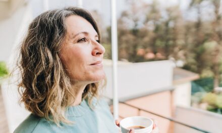La psychologie affirme que les personnes qui se sentent invisibles dans la quarantaine ou la cinquantaine sont souvent sur le point de se réinventer : « Se soutenir à la quarantaine est discrètement rebelle »