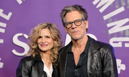 Le mono-sourcil de Kyra Sedgwick suscite une énorme réaction sur une photo avec Kevin Bacon