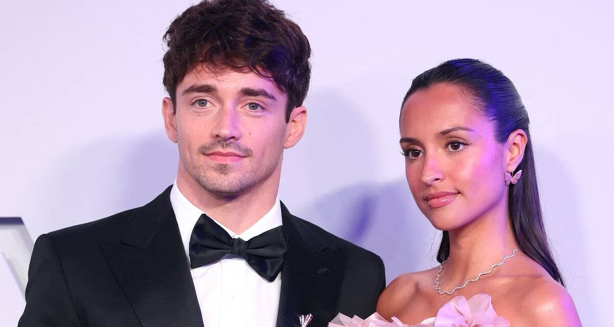 Alexandra, l&rsquo;épouse de Charles Leclerc, est une princesse Aurore des temps modernes vêtue d&rsquo;une robe moulante Nina Ricci