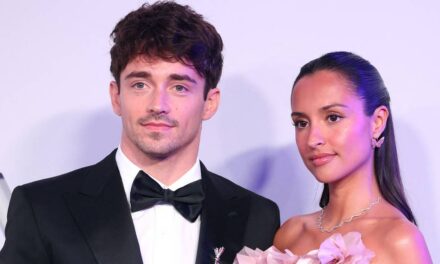 Alexandra, l&rsquo;épouse de Charles Leclerc, est une princesse Aurore des temps modernes vêtue d&rsquo;une robe moulante Nina Ricci