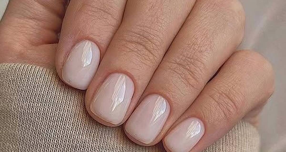 14 looks d&rsquo;ongles courts de « luxe tranquille » qui vous emmèneront au printemps