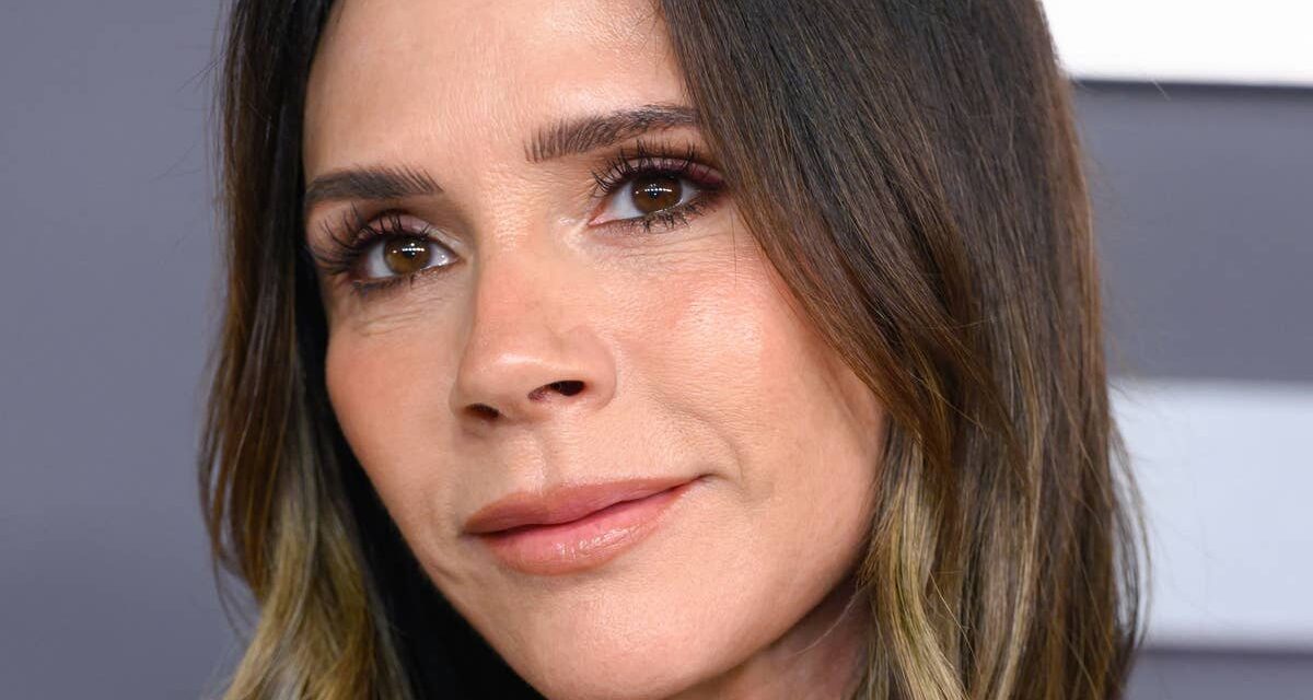 Victoria Beckham impressionne avec son déshabillé moulant – dans une couleur qu&rsquo;elle ne porte presque jamais