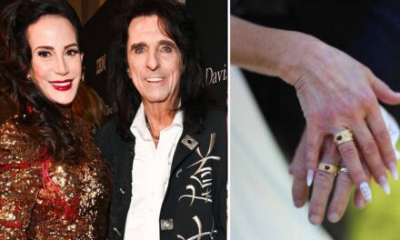 Première photo alors qu&rsquo;Alice Cooper et sa femme Sheryl renouvellent leurs vœux de mariage à l&rsquo;occasion de leur 50e anniversaire de mariage – exclusif
