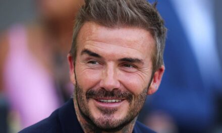 David Beckham rend hommage à ses sœurs rarement vues avec un nouveau portrait glamour