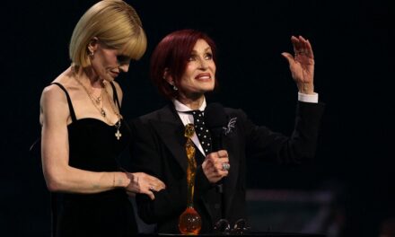 Sharon Osbourne et Robbie Williams rendent un puissant hommage à Ozzy Osbourne lors des BRIT 2026