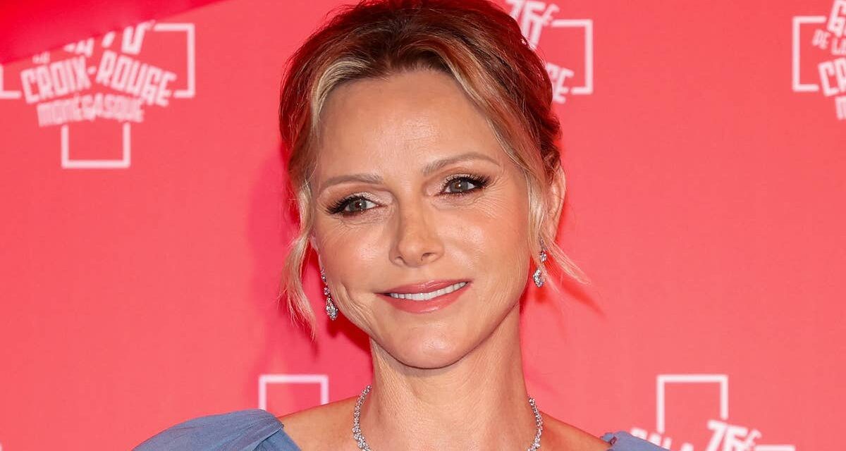 La princesse Charlene enfile une tenue de créateur de 5,3 000 £ pour la visite d&rsquo;un enfant à l&rsquo;hôpital – y compris un sac à main Dior