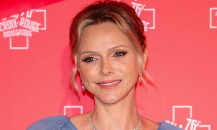 La princesse Charlene enfile une tenue de créateur de 5,3 000 £ pour la visite d&rsquo;un enfant à l&rsquo;hôpital – y compris un sac à main Dior