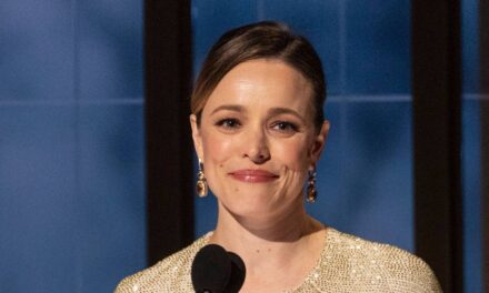 Rachel McAdams devient encore plus foncée avec ses cheveux pour un hommage émouvant aux Oscars