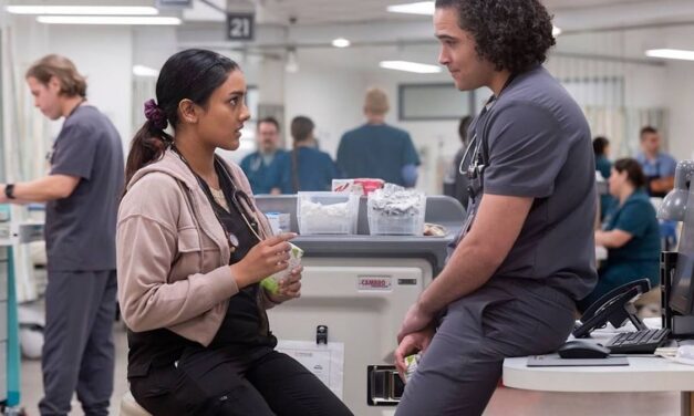 La prochaine série d&rsquo;amour épicée sur le hockey de la star de Pitt, Off Campus, est sur le point d&rsquo;être le sujet brûlant sur toutes les lèvres