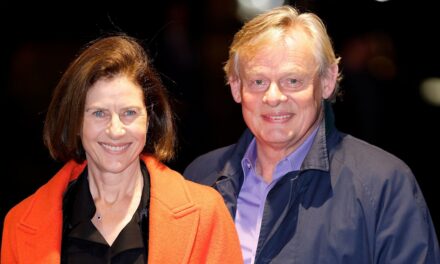 Martin Clunes passe le flambeau de Doc Martin lors d&rsquo;une rare apparition avec sa femme Philippa