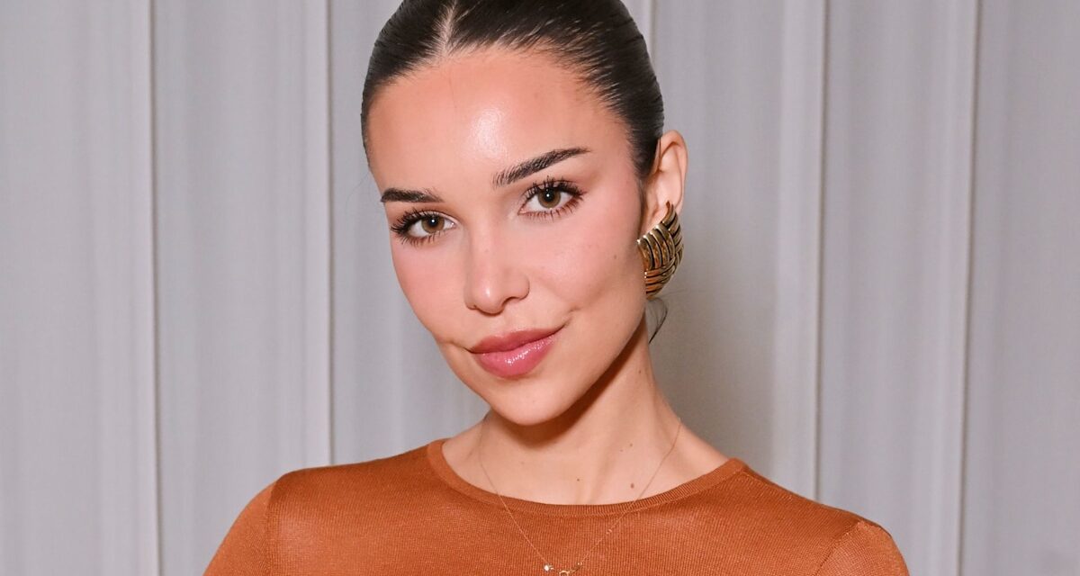 La fouille pas si subtile de Jackie Apostel à Brooklyn Beckham alors qu&rsquo;elle soutient Victoria à Paris