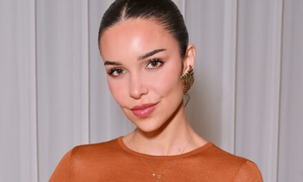 La fouille pas si subtile de Jackie Apostel à Brooklyn Beckham alors qu&rsquo;elle soutient Victoria à Paris