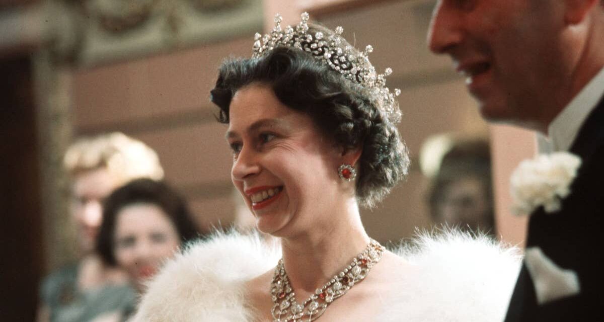 La robe de demoiselle d&rsquo;honneur « inconnue » de la reine Elizabeth découverte – et elle ressemblait exactement à cette star hollywoodienne