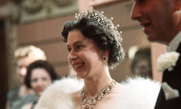 La robe de demoiselle d&rsquo;honneur « inconnue » de la reine Elizabeth découverte – et elle ressemblait exactement à cette star hollywoodienne