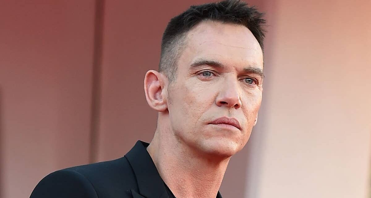 La nouvelle apparition de Jonathan Rhys Meyers après avoir quitté Hollywood suscite une énorme réaction