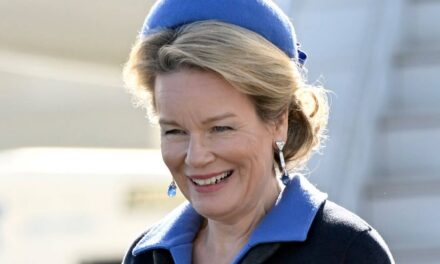 La robe Dior découpée au laser de la reine Mathilde alors qu&rsquo;elle poursuit sa visite d&rsquo;État en Norvège