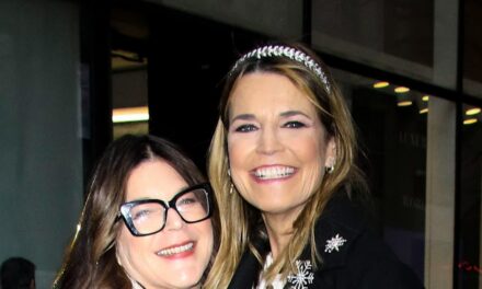 Savannah Guthrie en larmes et sa sœur Annie visitent le mémorial de maman Nancy un mois après sa disparition