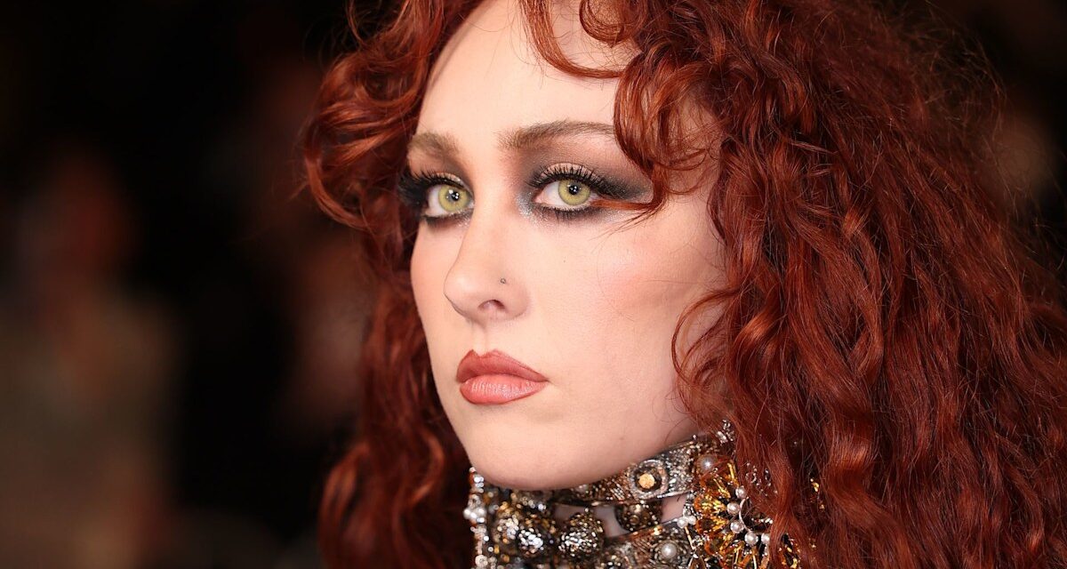 Chappell Roan éblouit dans une robe noire transparente « nue » à la Fashion Week de Paris