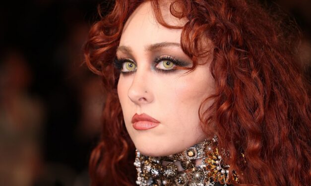 Chappell Roan éblouit dans une robe noire transparente « nue » à la Fashion Week de Paris