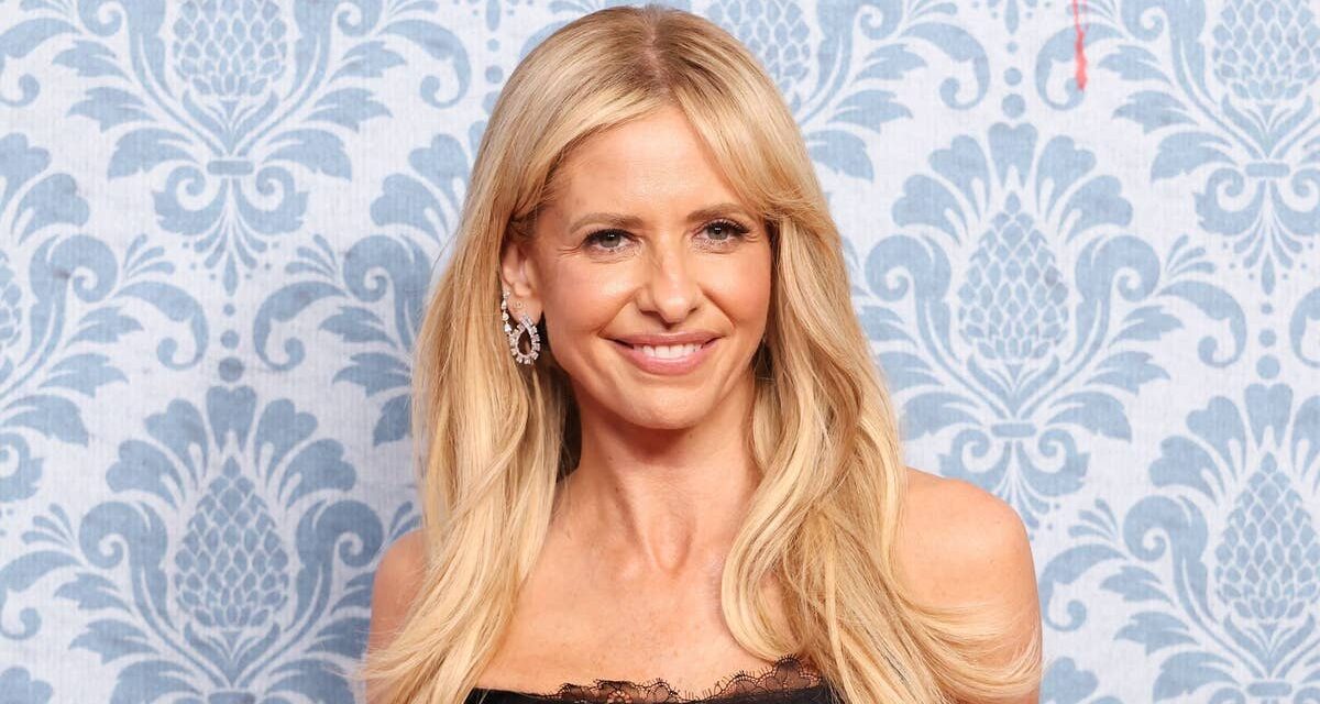 Sarah Michelle Gellar présente son tatouage unique dans une robe noire ajustée lors de la première étoilée