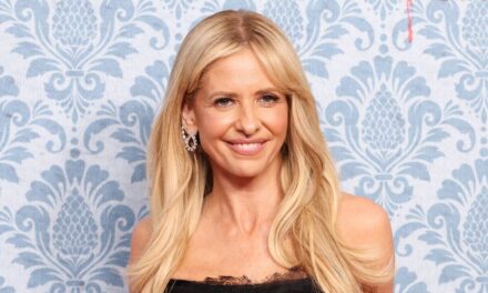 Sarah Michelle Gellar présente son tatouage unique dans une robe noire ajustée lors de la première étoilée