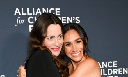 Meghan Markle éblouit dans une élégante robe bustier pour une soirée avec un ami de longue date