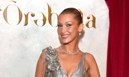 Bella Hadid affiche une silhouette sculptée en micro bikini suite à une nouvelle majeure