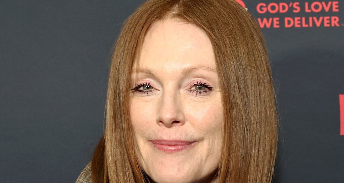 Le beau fils de Julianne Moore la domine dans une rare apparition familiale sur le tapis rouge