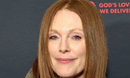 Le beau fils de Julianne Moore la domine dans une rare apparition familiale sur le tapis rouge
