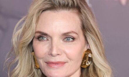 Michelle Pfeiffer fait une rare apparition avec le célèbre mari David E. Kelley